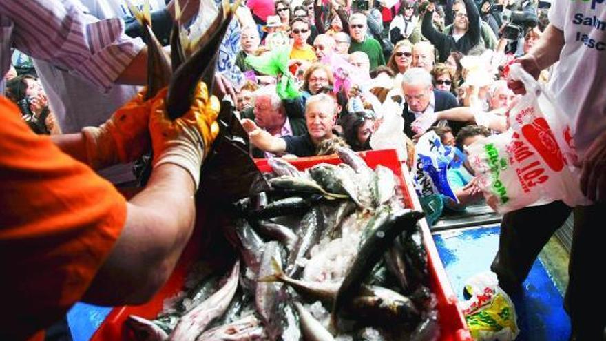 Los manifestantes repartieron gratis 20.000 kilos de pescado fresco (jurel, lirio y merluza) a miles de madrileños.