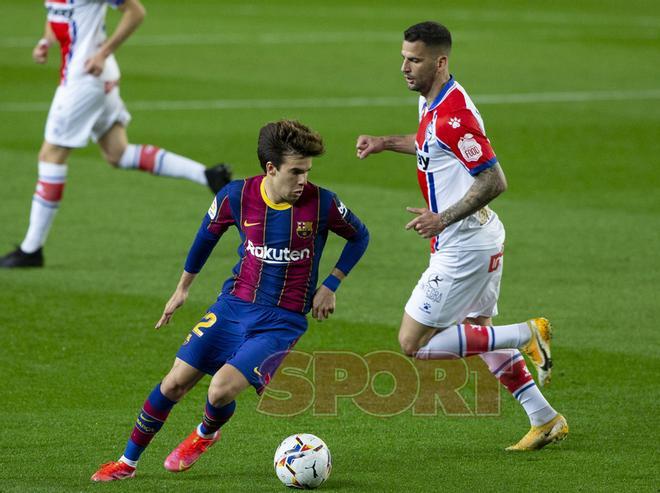 Riqui Puig durante el partido de LaLiga entre el FC Barcelona y el Alavés disputado en el Camp Nou.