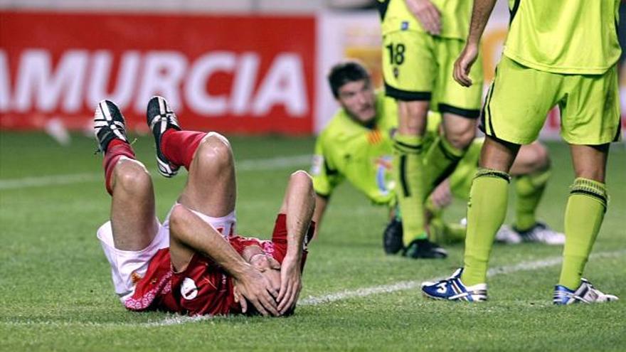 Iván Alonso, tendido en el suelo, se lamenta de un golpe recibido