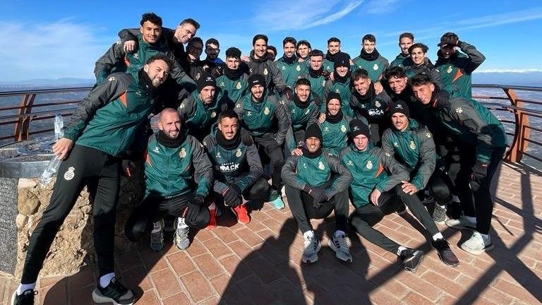 Los jugadores del Espanyol posan en un mirador tras hacer una ruta por Montserrat.