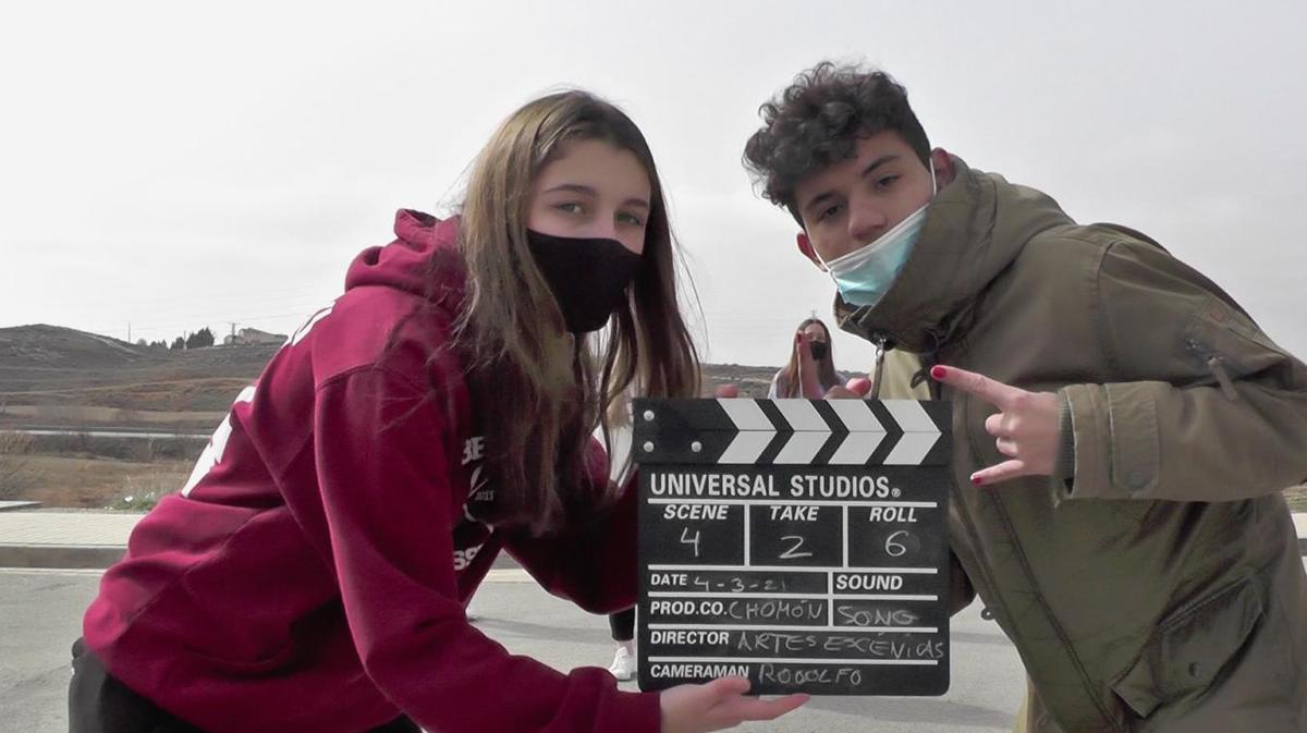 Estudiantes de un instituto de Teruel realizan un trabajo audiovisual para clase.