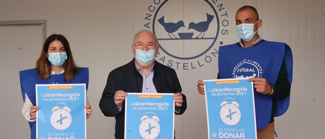 Santiago Miralles, con los voluntarios del Banco de Alimentos, preparándose para la gran recogida.