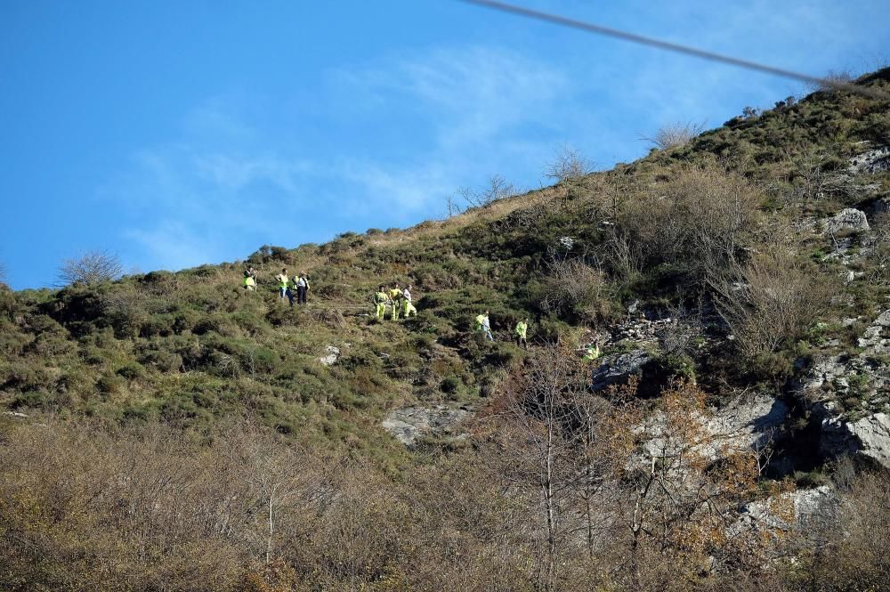 Técnicos del ADIF en labores en Pajares ante el riesgo de derrumbe sobre las vías