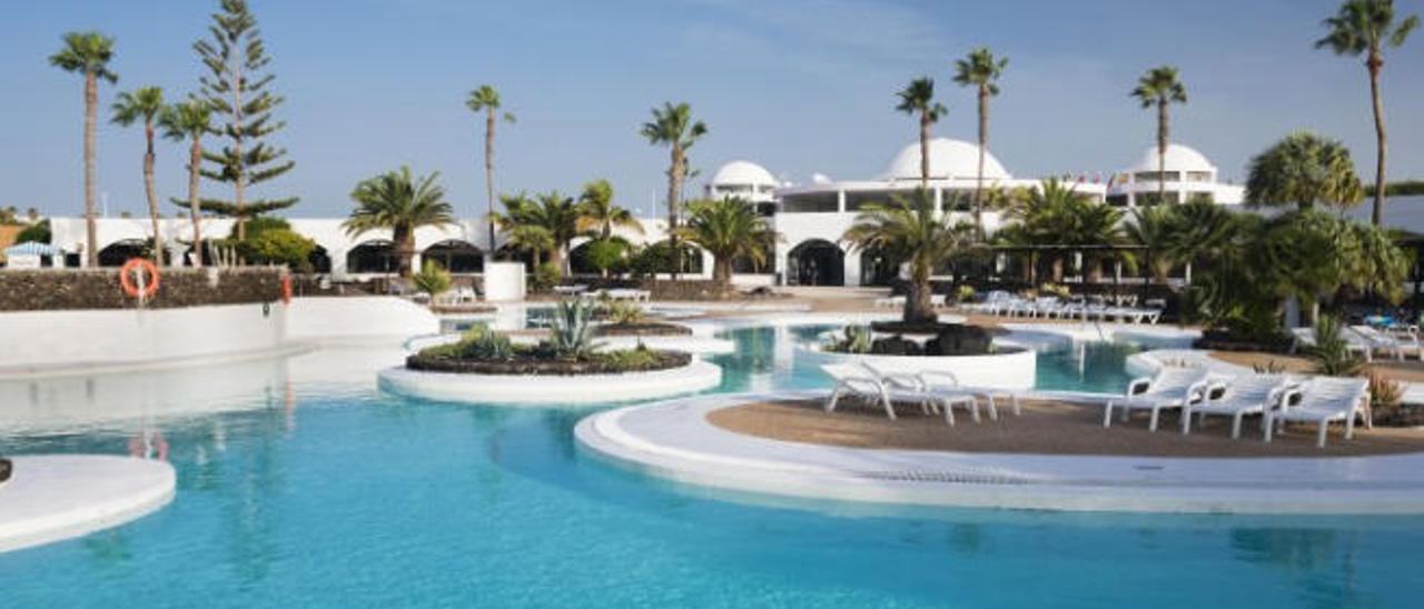 Piscinas del hotel Corbeta en Playa Blanca adquirido por la cadena Hoteles Elba.