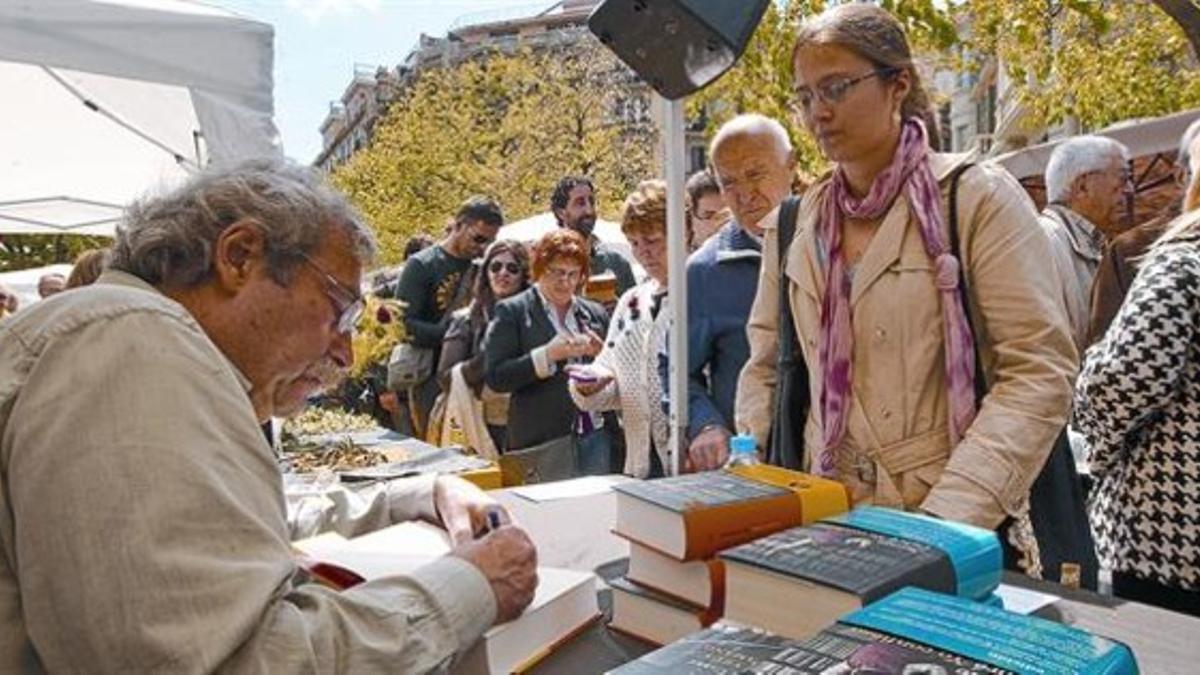 Cabré, ayer frente a la constante cola de lectores en Rambla de Catalunya.