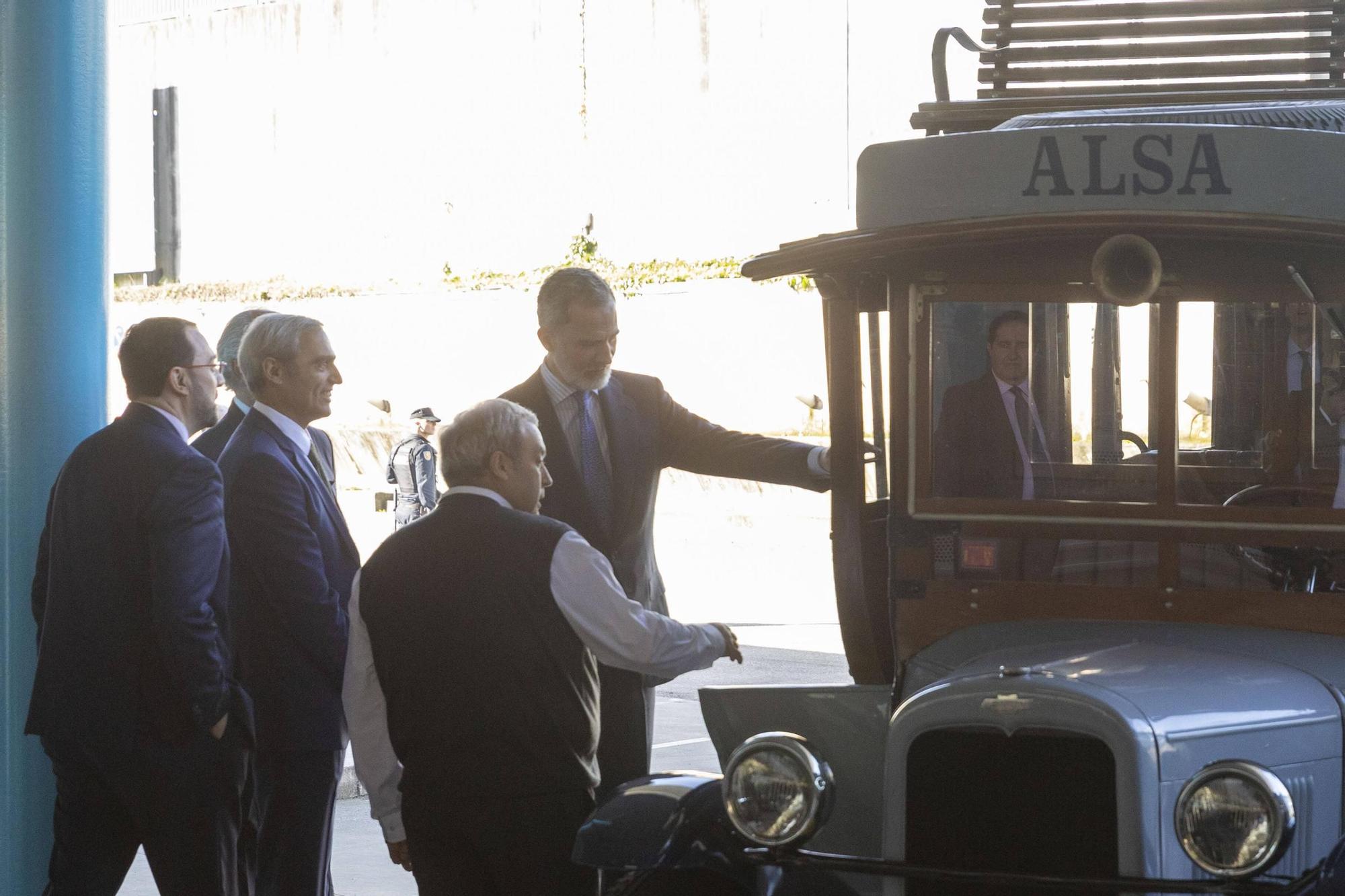 EN IMÁGENES: El Rey visita la estación de autobuses de Oviedo para conmemorar los 100 años de Alsa