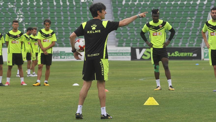 Pacheta dando instrucciones, durante el entrenamiento de esta mañana