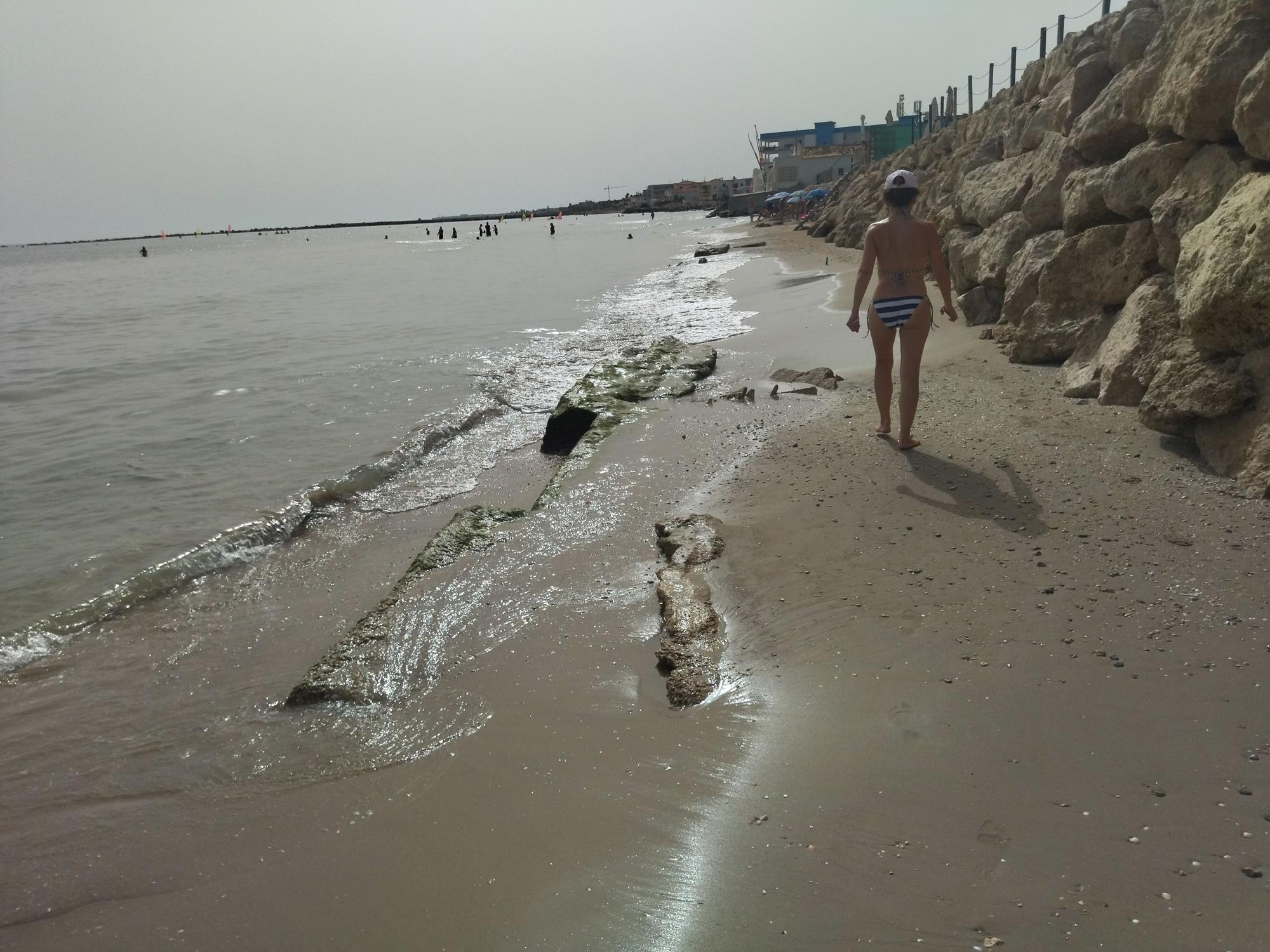 Imágenes: último verano sin arena en la playa de les Deveses de Dénia