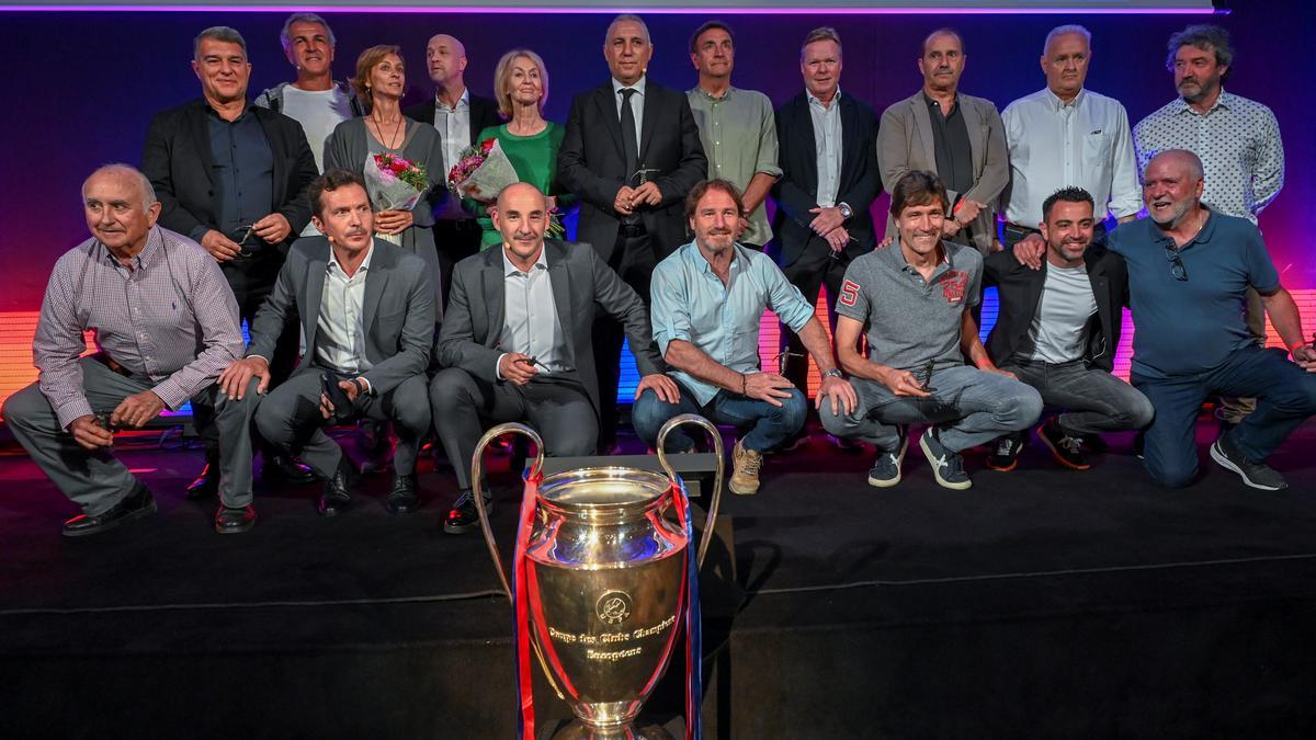 Integrantes del vestuario de 1992, con la familia Cruyff, Joan Laporta y Xavi Hernández, en el acto organizado por 'Amics de Johan' el pasado lunes.