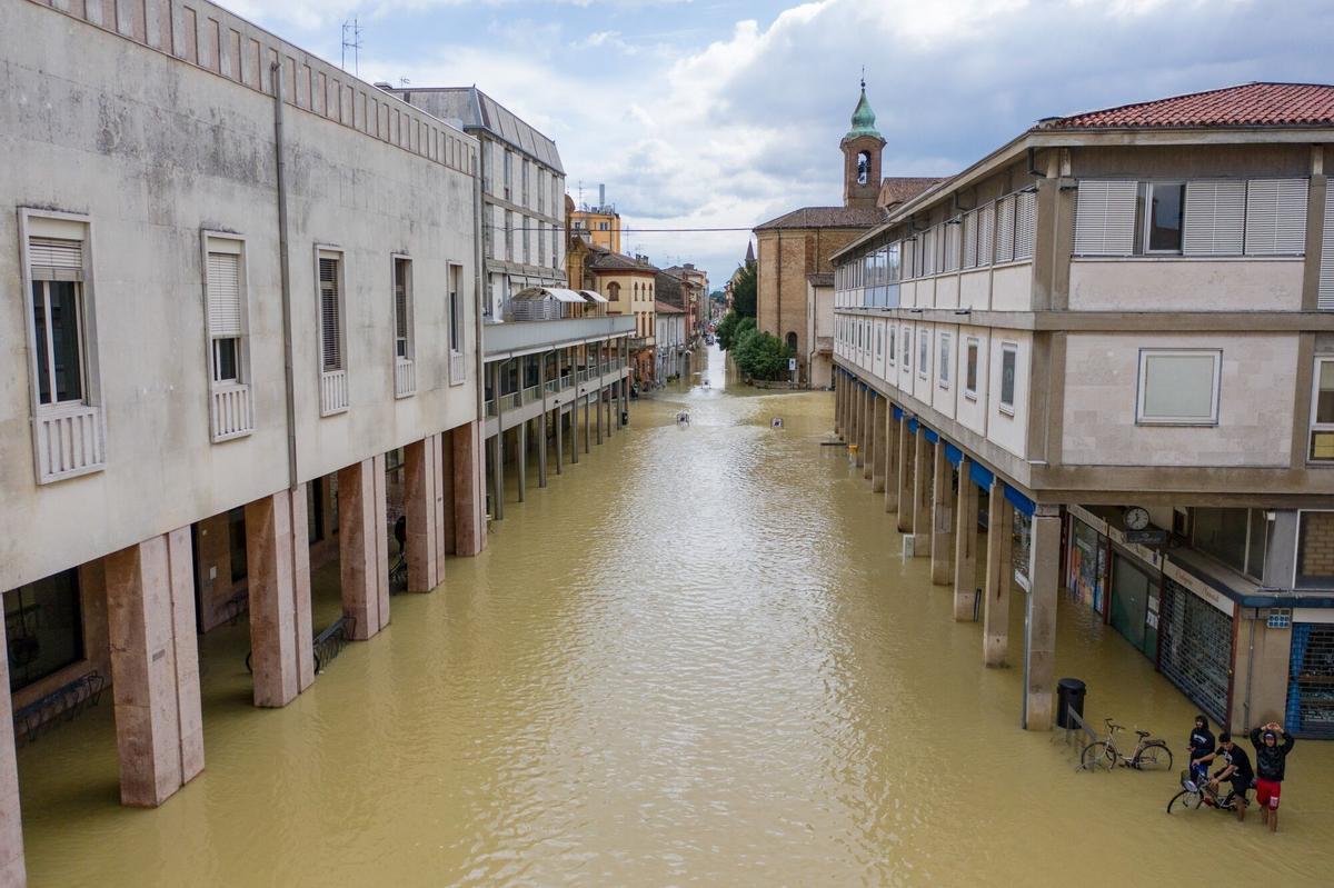 Al menos 14 muertos y 20.000 evacuados tras las inundaciones en Emilia Romaña (Italia)