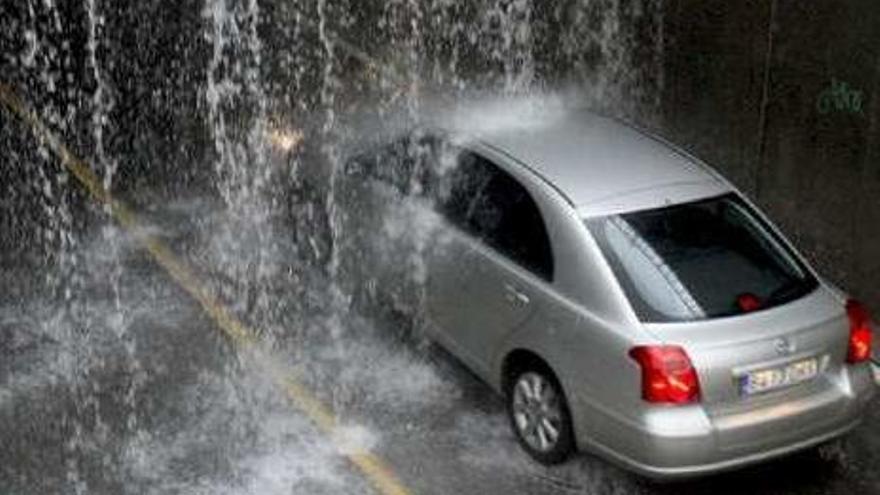 La pluja complica la conducció i pot provocar més accidents.