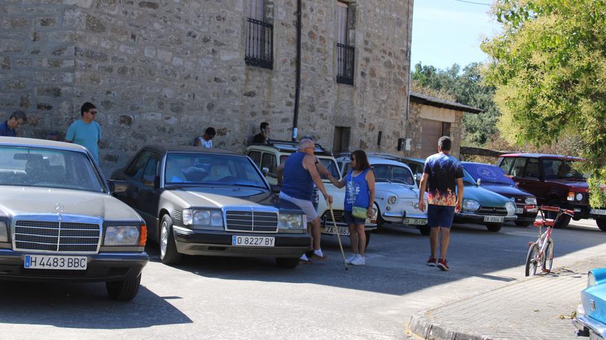 Coches que marcan la historia familiar recorren un pueblo de Zamora