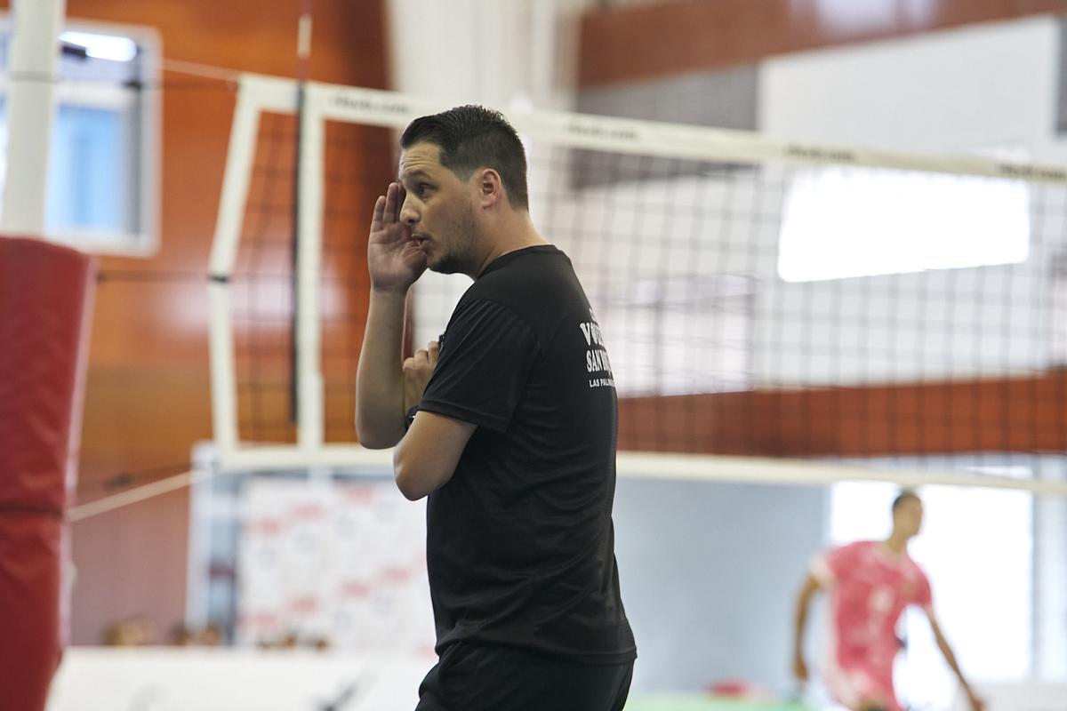 Alberto Rodríguez, entrenador del San Roque, da indicaciones a sus jugadores.