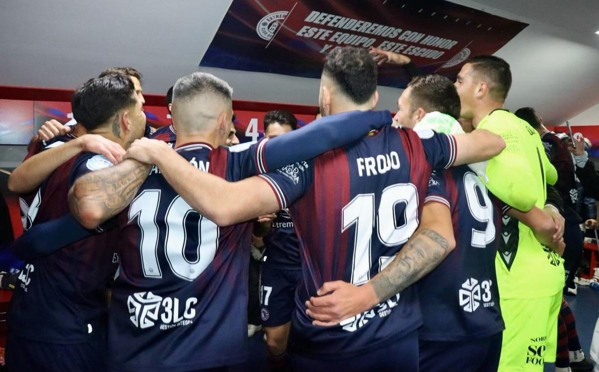 Jugadores azulgranas se conjuran dentro del vestuario antes de un partido.