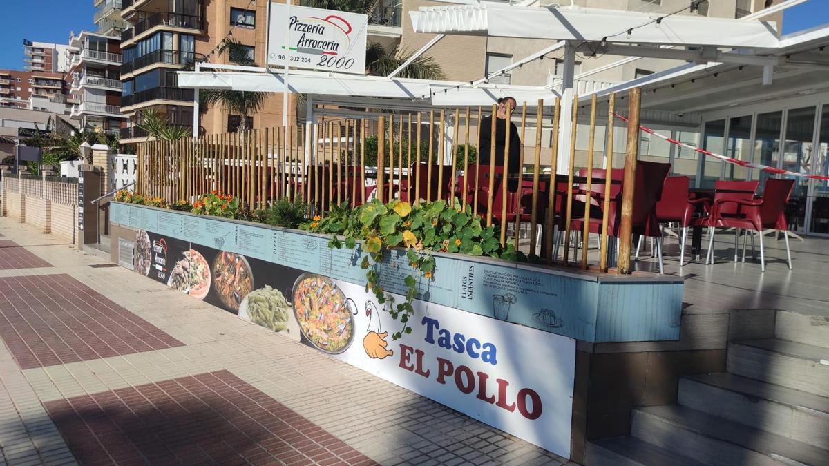 Imagen del rótulo, idéntico al original, instalado en una pizzeria de Benicàssim