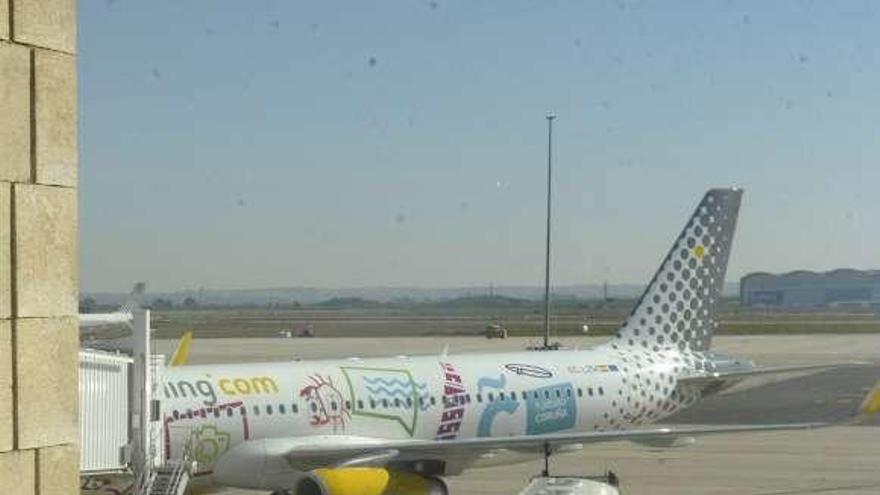 El avión de Vueling serigrafiado con motivos de A Coruña.