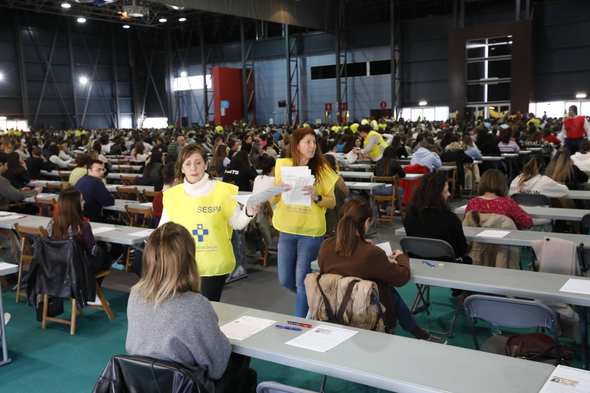 Miles de personas participan en la macrooposición de la sanidad pública asturiana.