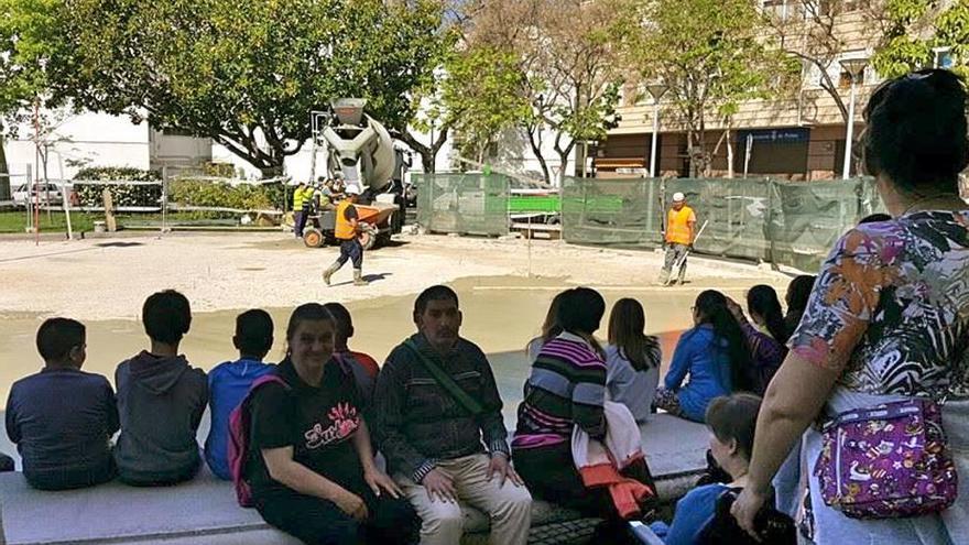 Alumnos de Isla y del CEIP Es Pont observan las obras.