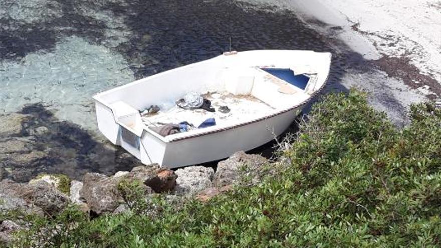 Flüchtlingsboot am Montag in der Cala Barca Trencada.