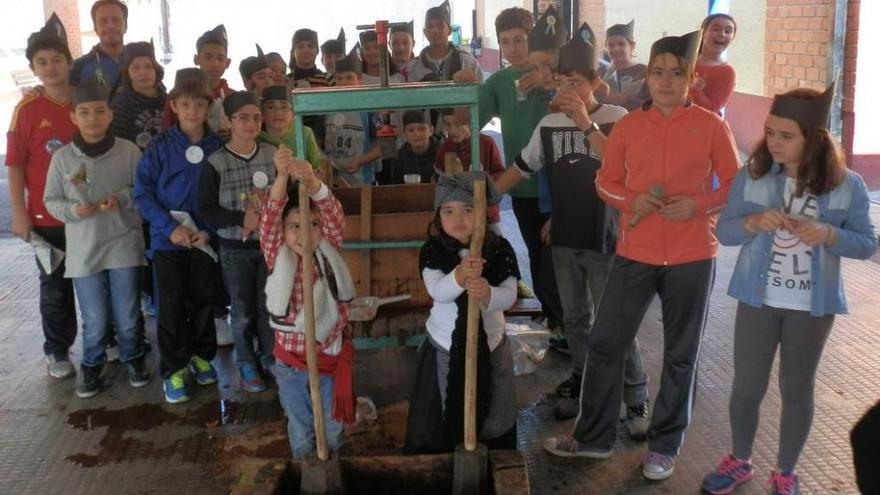 Castañas y sidra dulce para celebrar el amagüestu en los colegios públicos de Arriondas y Cangas