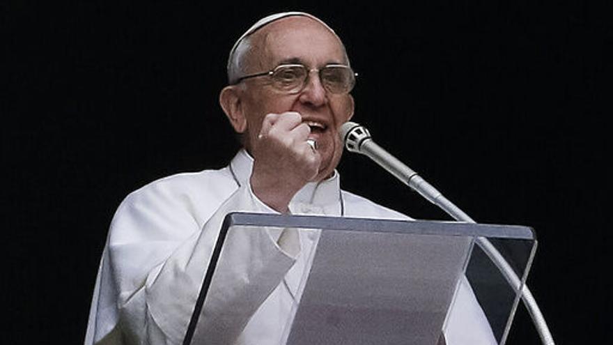 El Papa Francisco gesticula mientras reza el Ángelus , en una imagen de archivo.