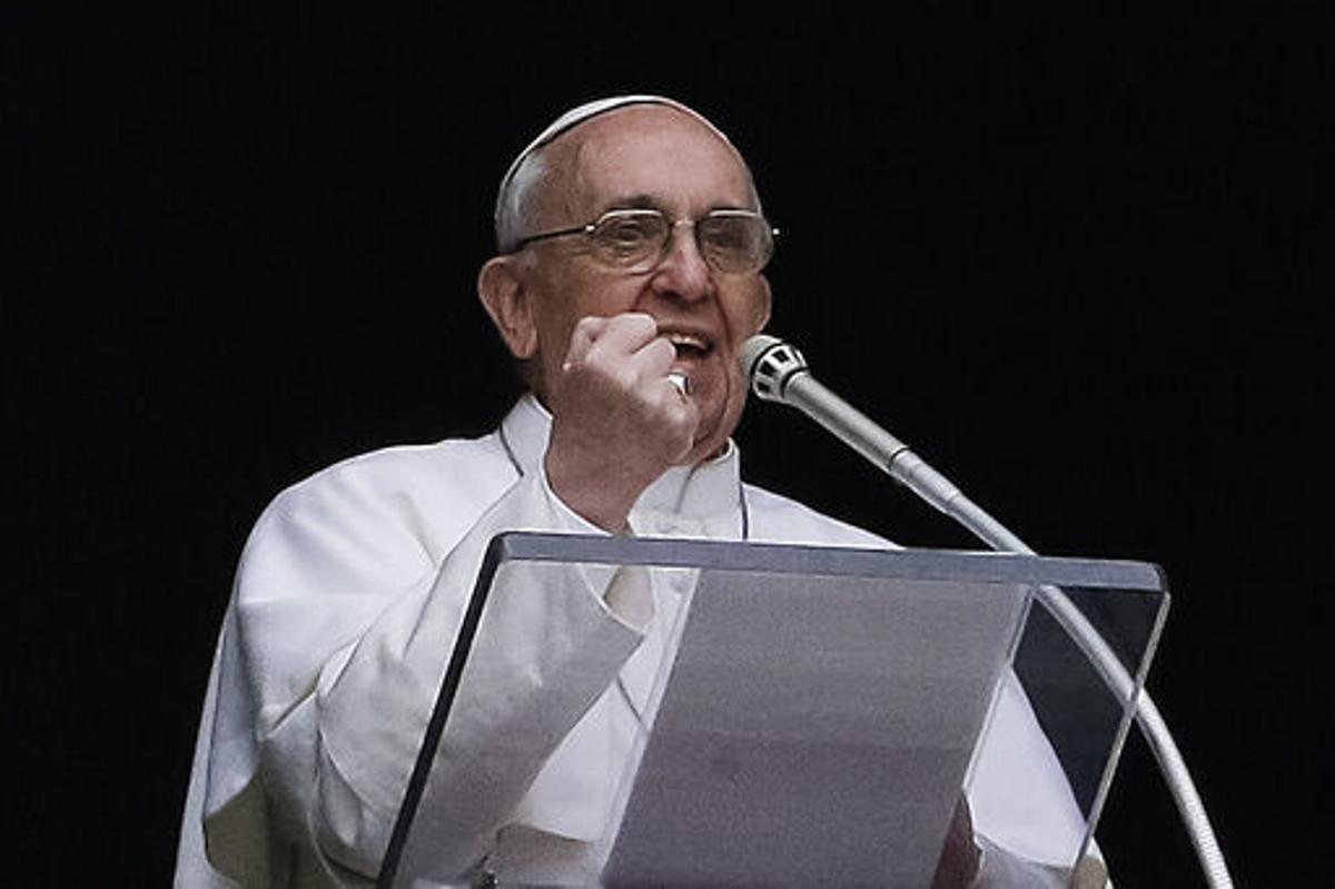El Papa Francisco gesticula mientras reza el Ángelus desde la ventana de su estudio con vista a la Plaza de San Pedro, en el Vaticano, el domingo 17 de marzo de 2013. “Estos días he podido leer un libro de un cardenal —el cardenal Kasper, un buen teólogo— sobre la misericordia. Y este libro me ha hecho mucho bien, aunque no piensen que solo estoy haciendo publicidad para los libros de mis cardenales. No es así. Pero me ha hecho mucho bien. El cardenal Kasper dijo que sentir misericordia, esta palabra, lo cambia todo. Es lo mejor que podemos sentir: cambia el mundo. Un poco de misericordia hace el mundo menos frío y más justo”.