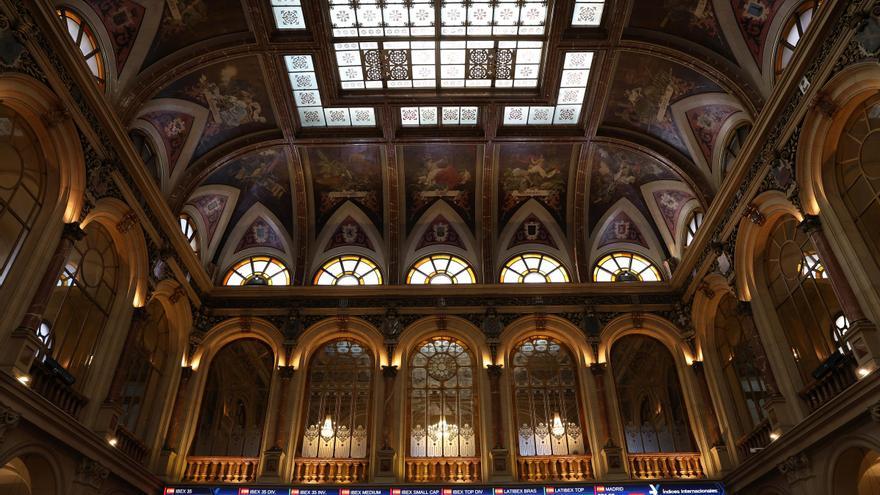 Varios paneles del Ibex 35 en el Palacio de la Bolsa en Madrid (España).