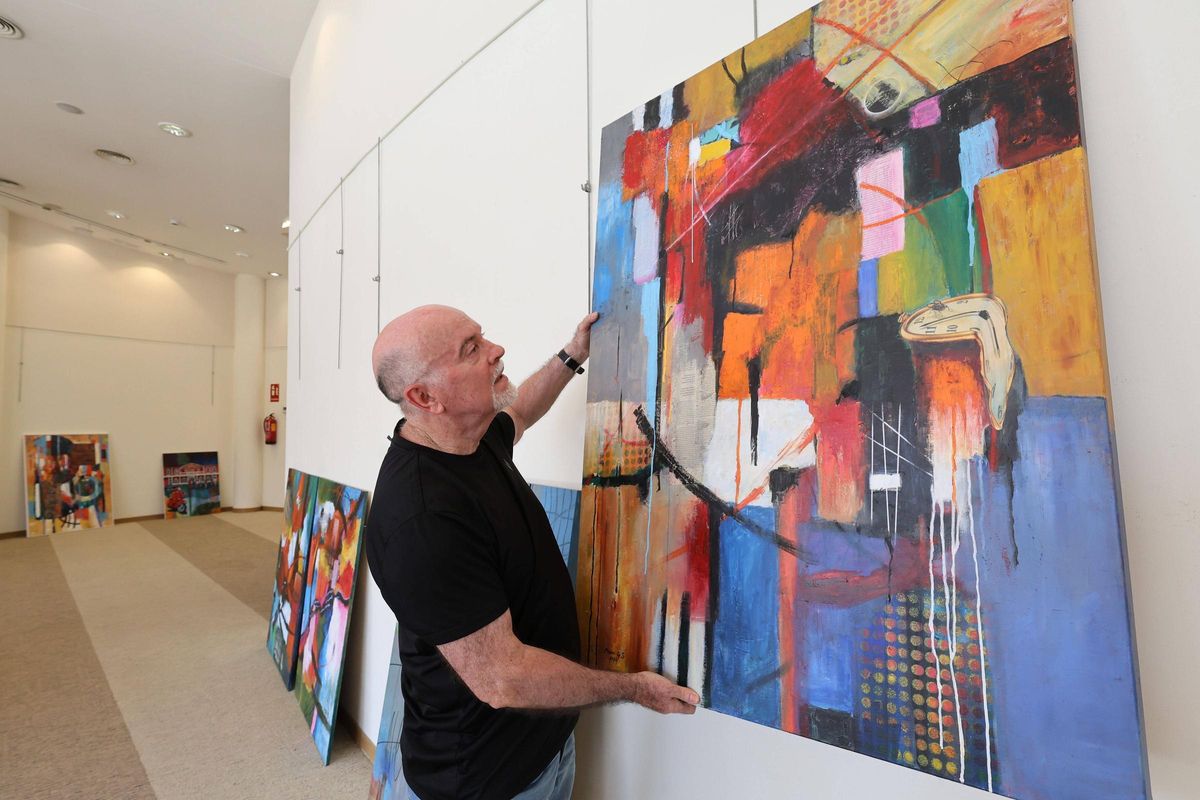 Mauro García Socuéllamos montando la exposición.