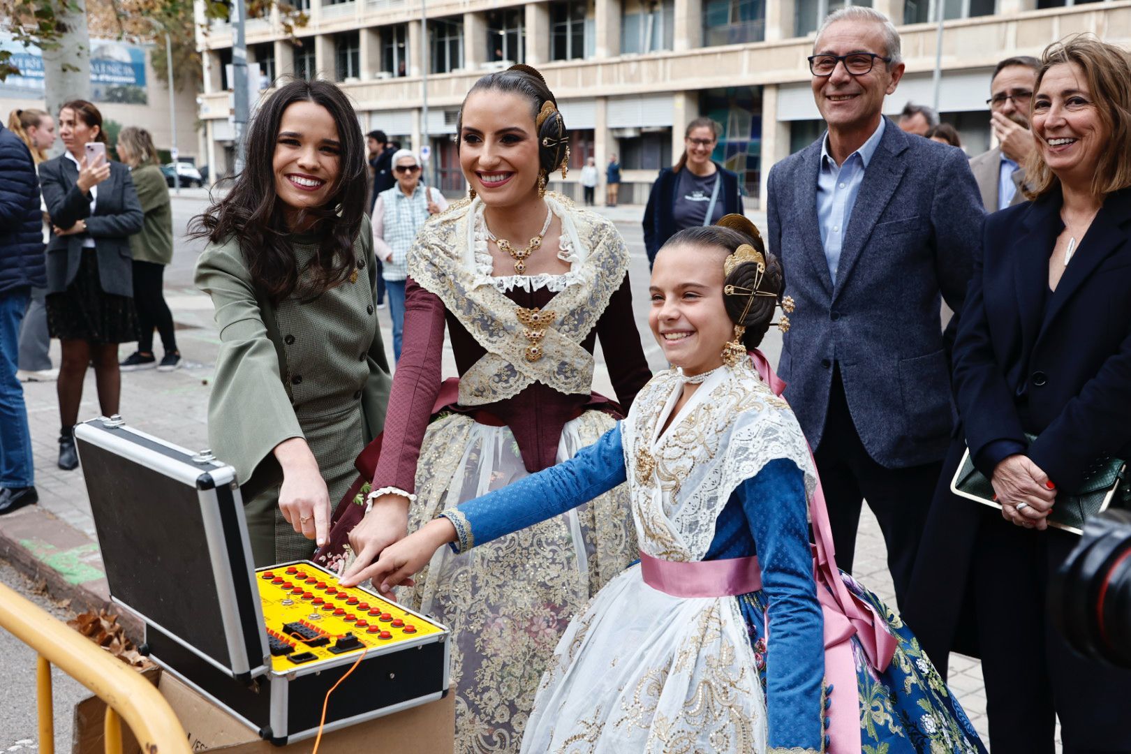 La primera "mascletà" de Marina y Maria Estela