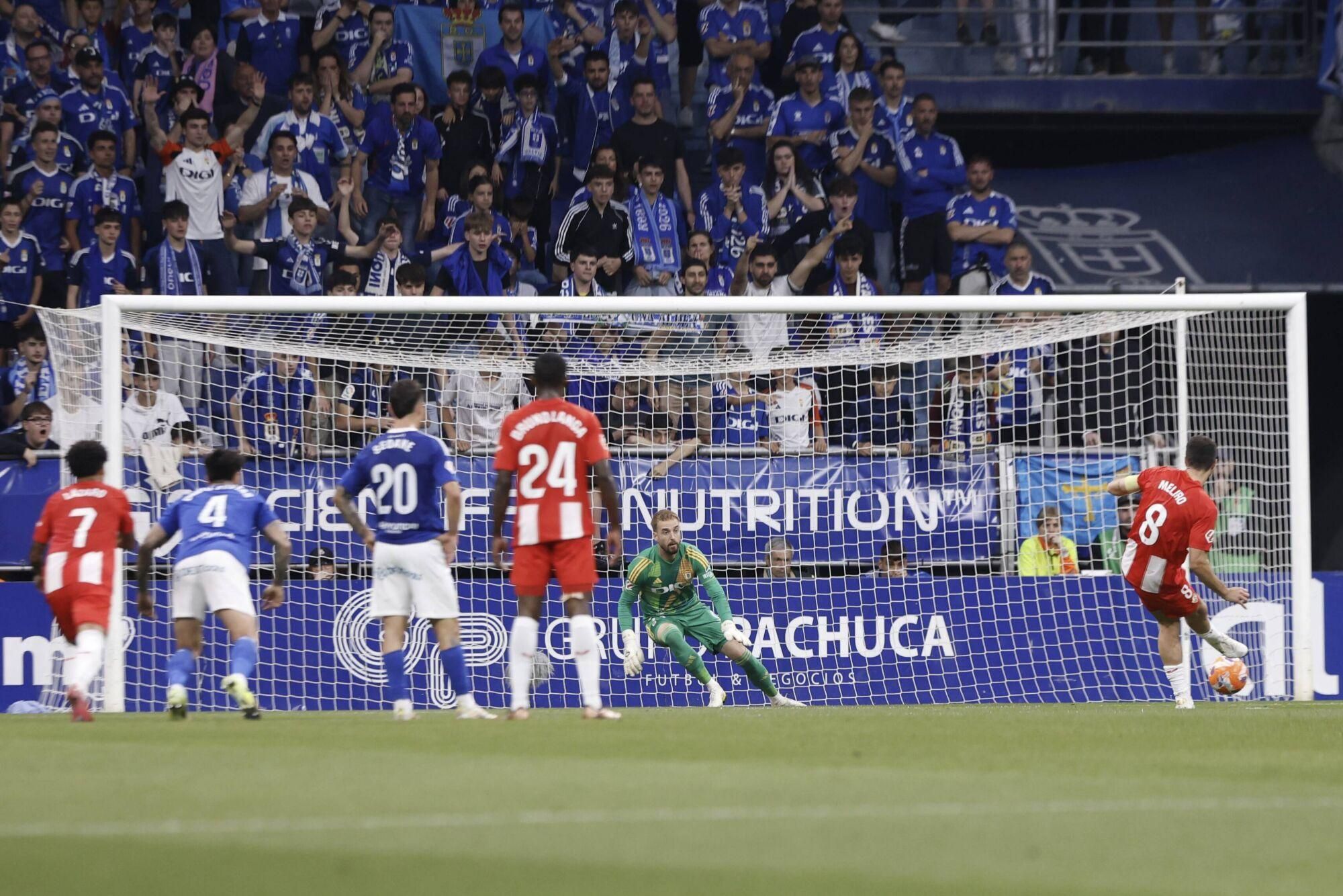 EN IMÁGENES: Ambientazo en la vuelta del play off entre Oviedo y Almería en el Carlos Tartiere