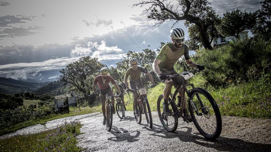 Cristina Granados (GR 100 Ciudad Real) y Juan Utrero (Ecopilas) ganan la ruta BTT ‘4 lobos y 3.000 buitres’