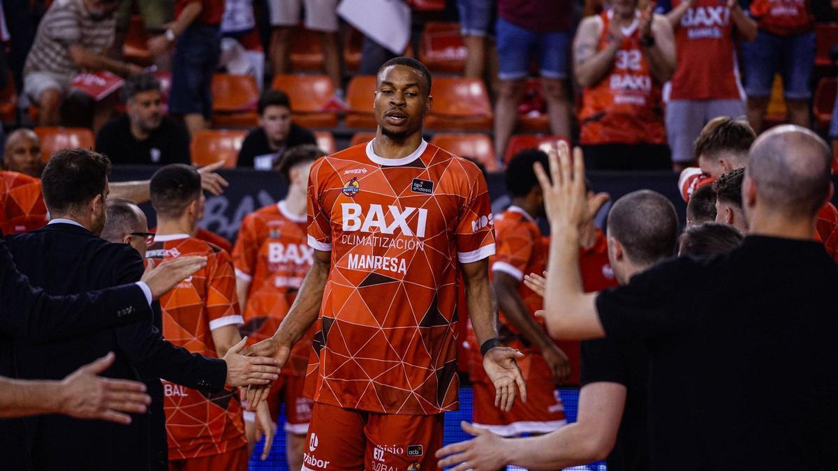 Kao Akobundu-Ehiogu, durant la presentació de l'equip en el seu últim partit al Congost