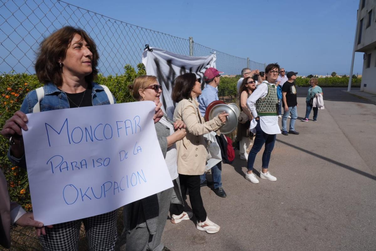 Los propietarios se han manifestado con pancartas como 'Moncofa, paraíso de la okupación'.