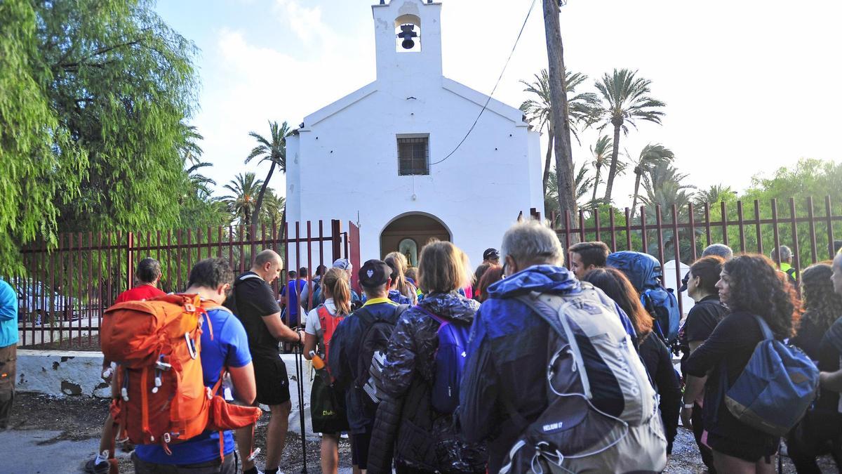 Participantes en la edición de 2022 de la Ruta de las Ermitas en el templo de San Antón.