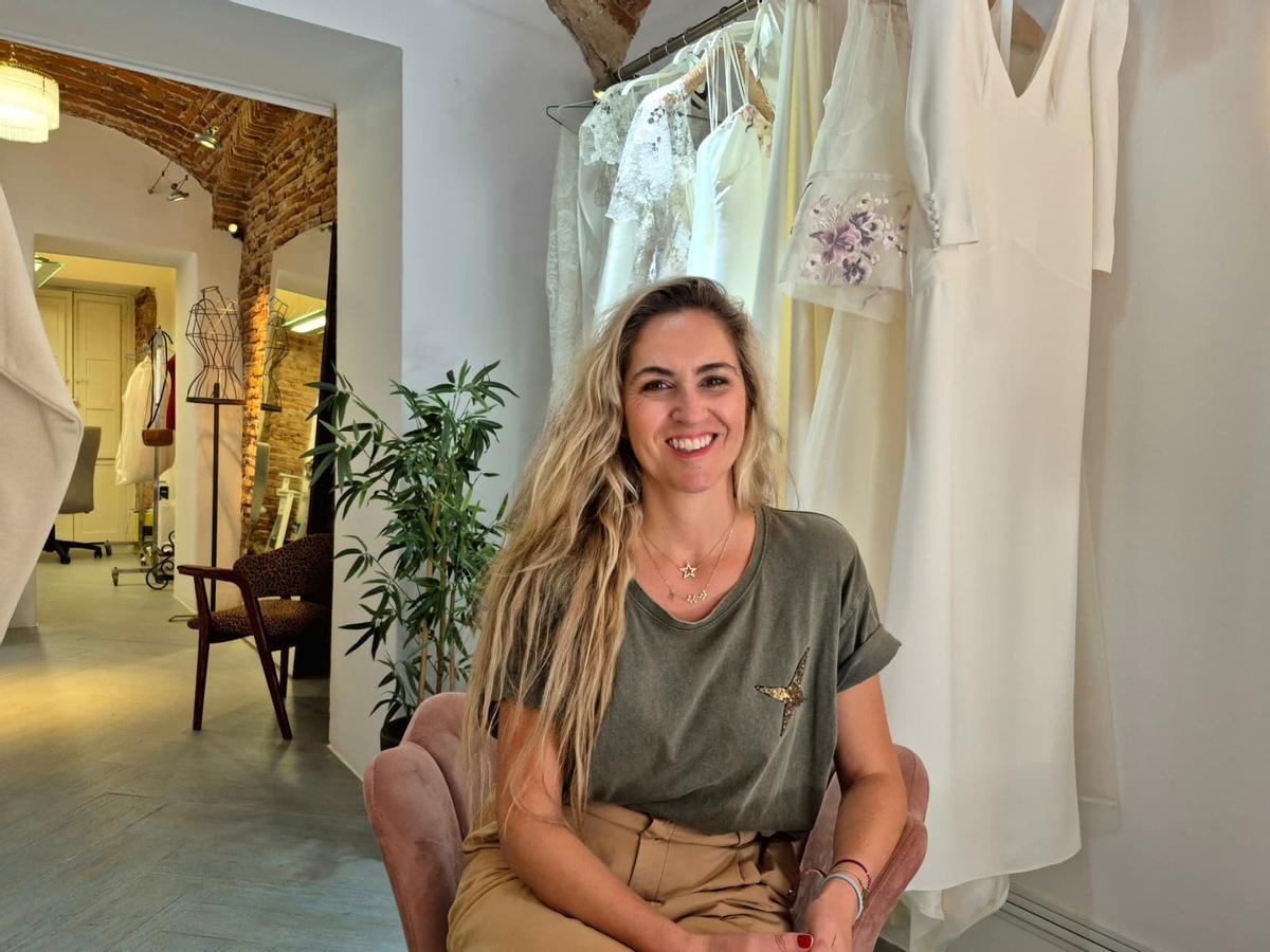 La diseñadora Isabel Pulido al frente de algunas de sus creaciones.