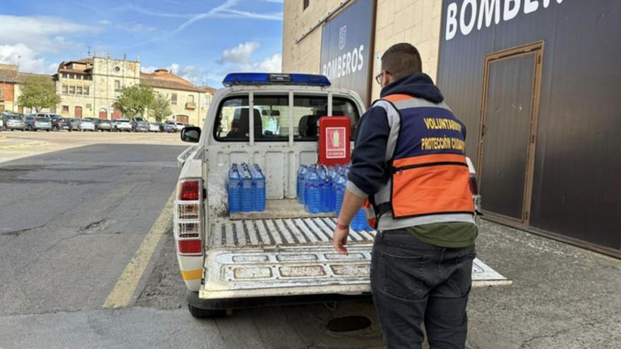 Protección Civil en el reparto de agua a domicilio a personas con movilidad reducida. | Cedida.