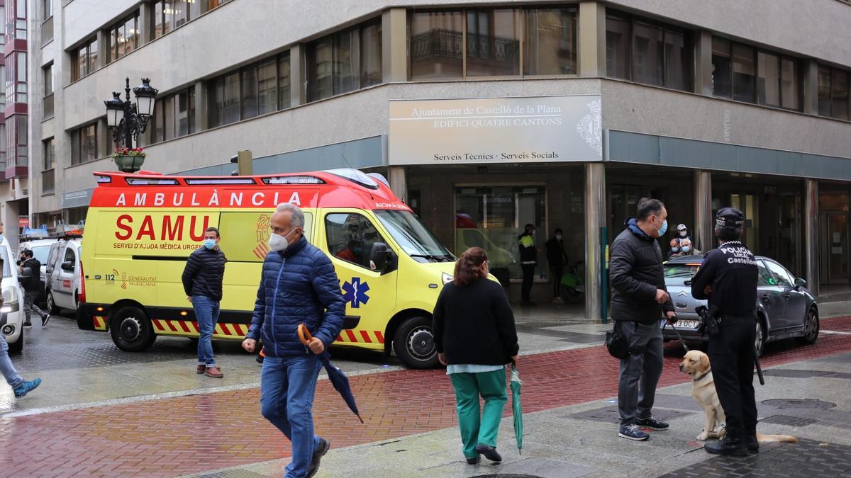 Imagen de la ambulancia durante la asistencia a la víctima.