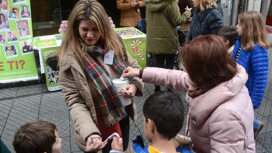 Campaña de la Federación Galega de Enfermidades Raras en Pontevedra. // Rafa Vázquez