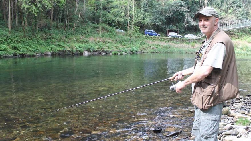 Rogelio González, ayer en el río Eo.