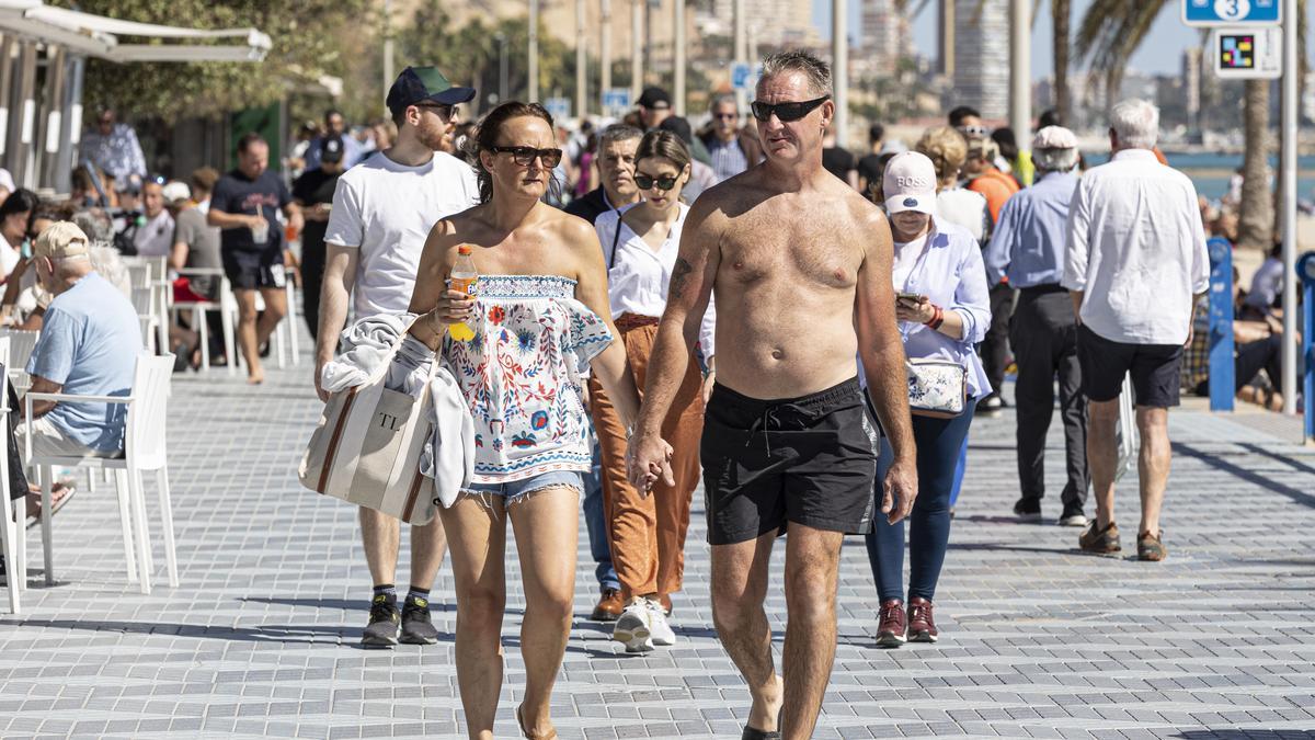La gente pasea este fin de semana por Alicante.