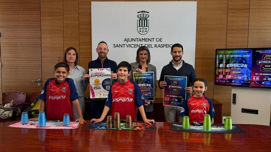 ¿Sabes el deporte de apilar vasos? San Vicente acoge un campeonato europeo... y vienen muchos competidores