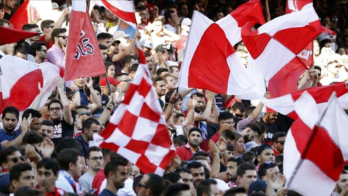 Aficionados del Sevilla en un partido en el Sánchez Pizjuán