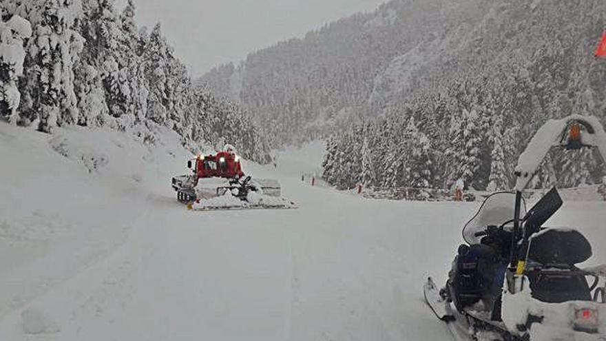 Màquines treballant per adequar les pistes de la Molina