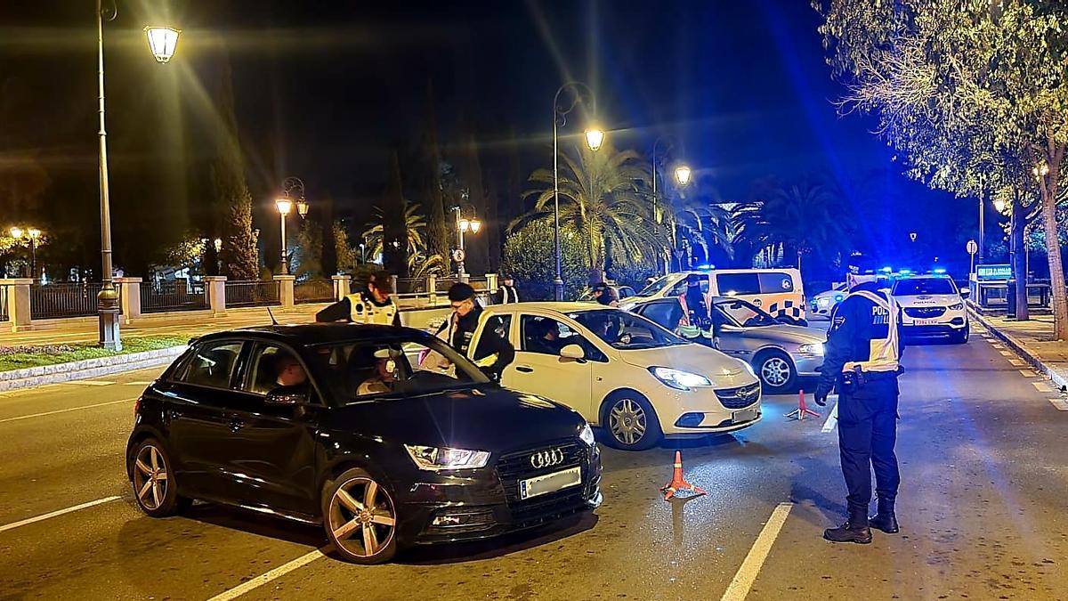 Control de vehículos durante la Nochebuena en el Paseo Mallorca.