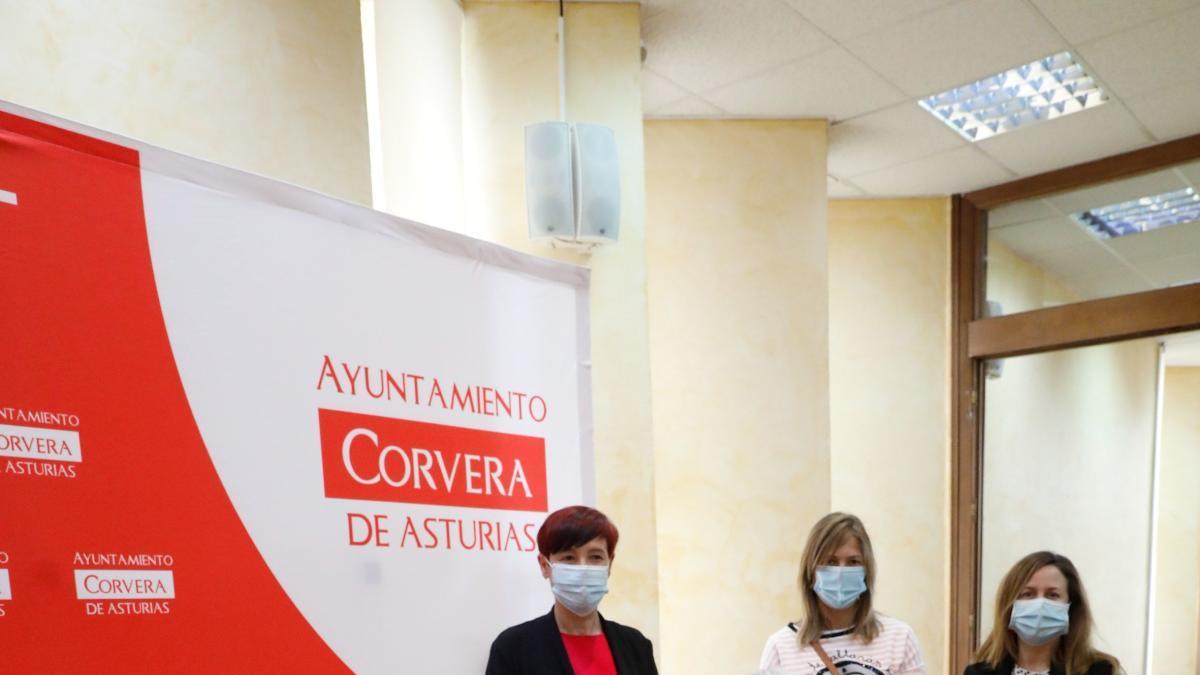 Iván Fernández y Agustín Hernández, durante la firma del convenio; detrás por la izquierda, Begoña Fernández, Laura Villabrille y Rocío Martínez.