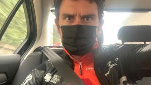 Geraint Thomas, en un taxi, de regreso a su casa tras el hurto de la bici.