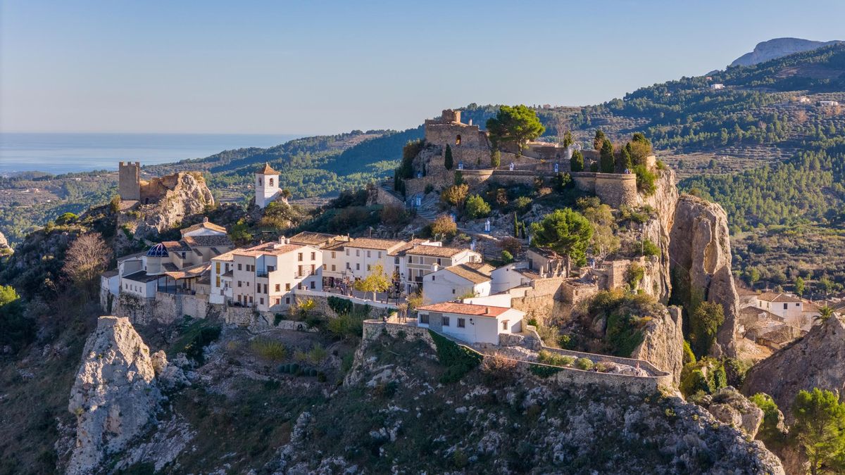 Guadalest se asienta sobre una zona rocosa, rodeado por las montañas de Aitana y Xortà.