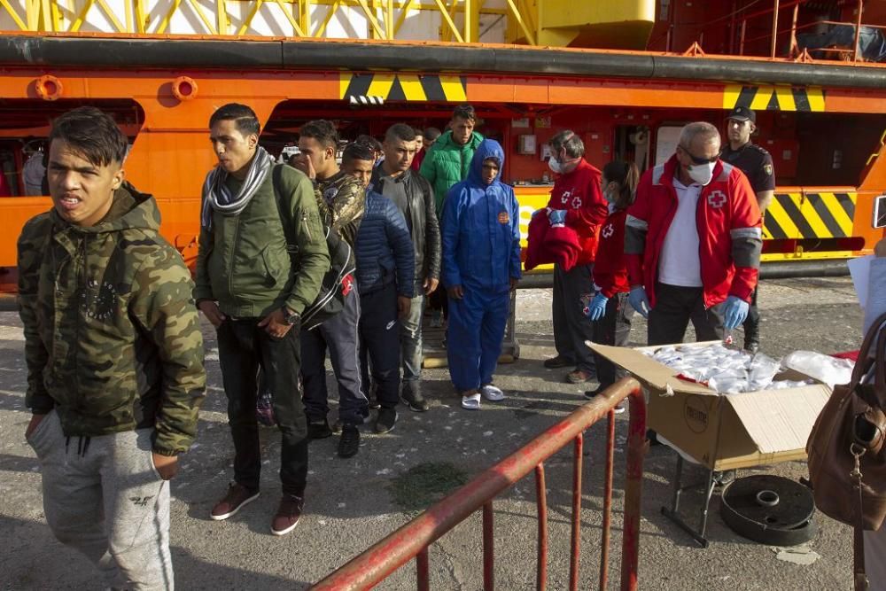 Llegada al puerto de Cartagena de los inmigrantes rescatados en el mar