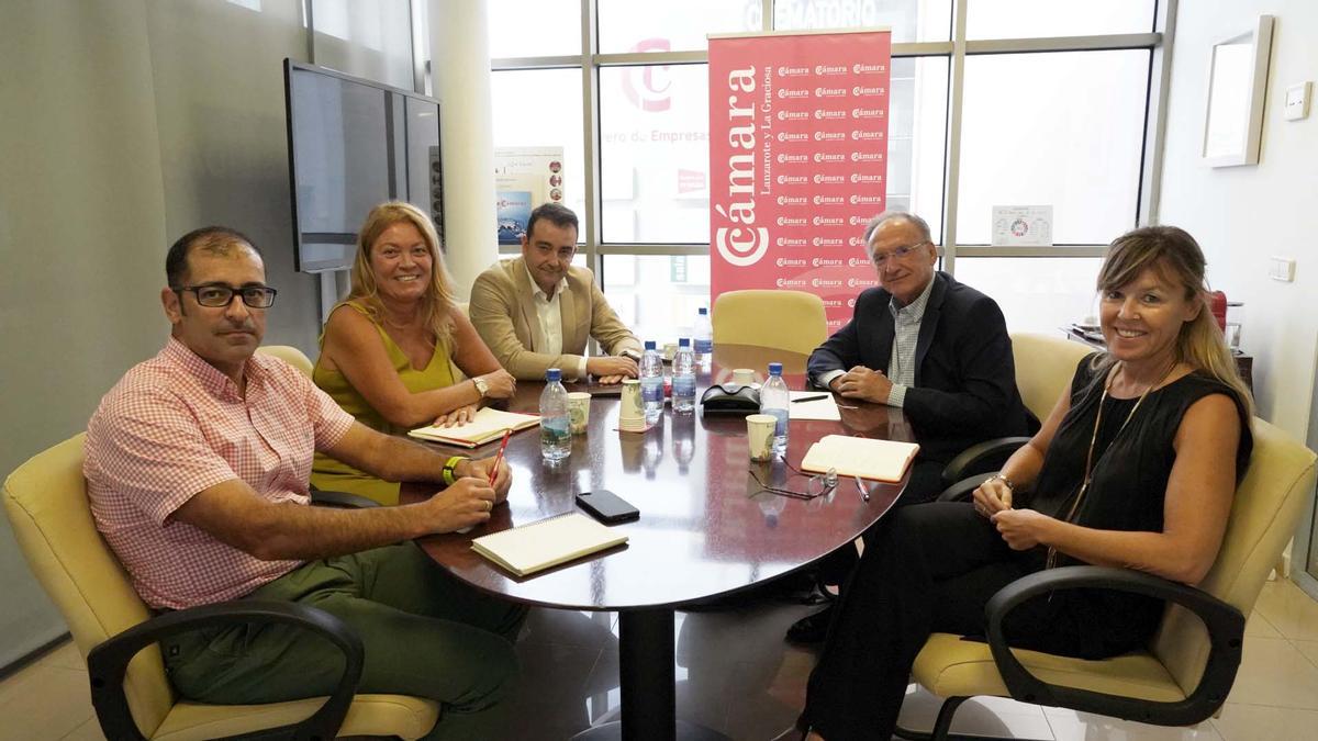 Manuel Fajardo, candidato al Senado del PSOE por Lanzarote (segundo por la derecha), en la reunión con la directiva de la Cámara de Comercio de Lanzarote y La Graciosa.