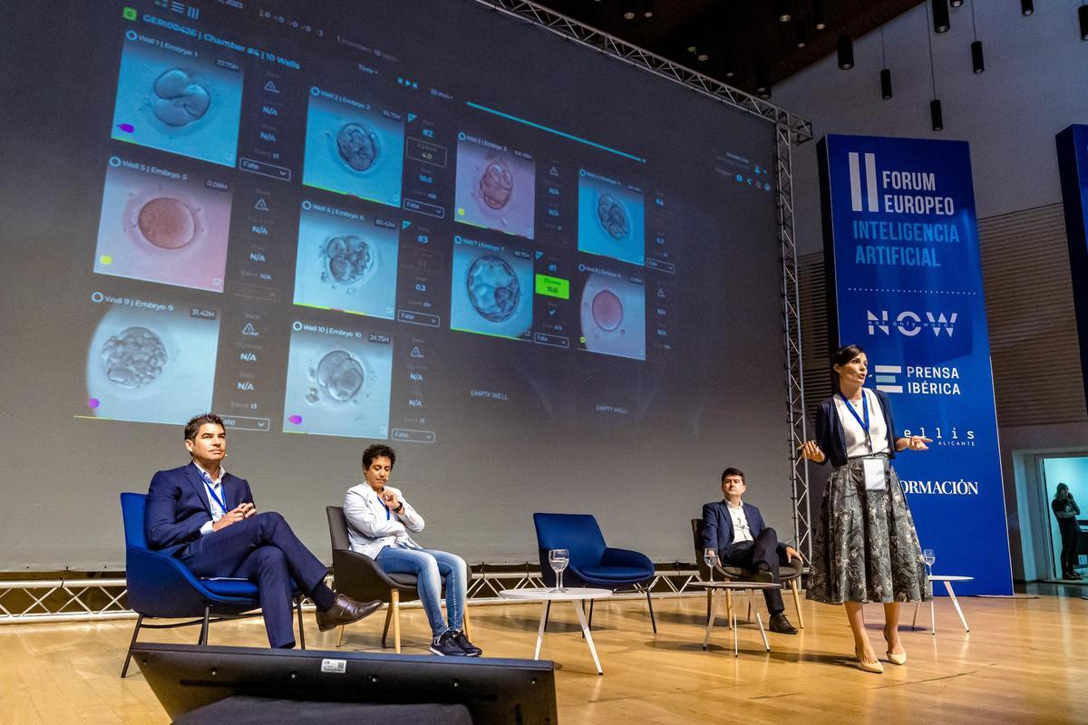 Andrea Bernabeu en su ponencia en el II Forum Europeo de Inteligencia Artificial frente a más de 1000 asistentes.